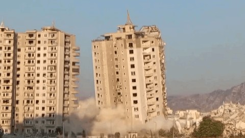 Dinamitle patlatılan 16 katlı devasa rezidansın 2.bloğu kağıt gibi yerle bir oldu