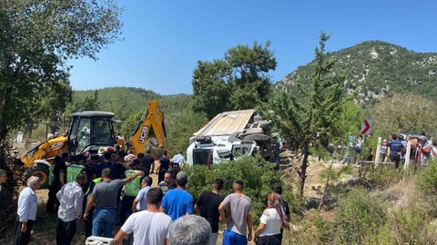 Freni patlayan kamyon kalabalığa daldı
