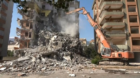 'Gözümüzün bebeği’ dedikleri 30 yıllık evlerinin yıkımını izlediler