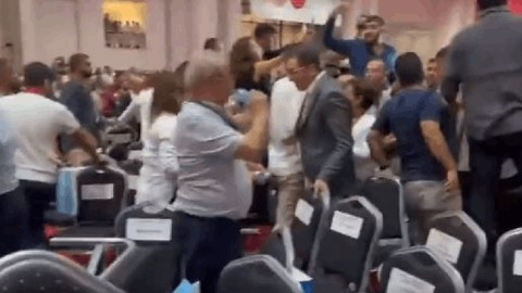 Blok liste önerisi gerginlik yarattı: CHP İzmir Kongresi'nde 'çarşaf liste', 'blok liste' kavgası