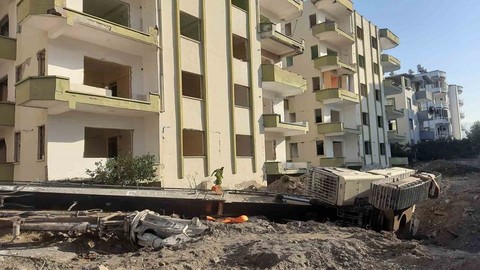 Hatay'da yer yarıldı; iş makinesi içine düştü