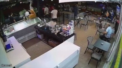 Yoldan geçen kadına sözlü tacizde bulundu, esnaf caddeyi boks ringine çevirdi