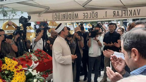Hıfzı Topuz son yolculuğuna uğurlandı