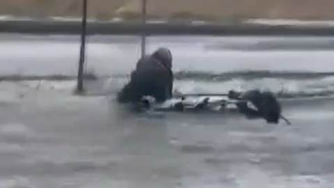 İstanbul'da bir motokurye göle dönen caddede böyle sürüklendi