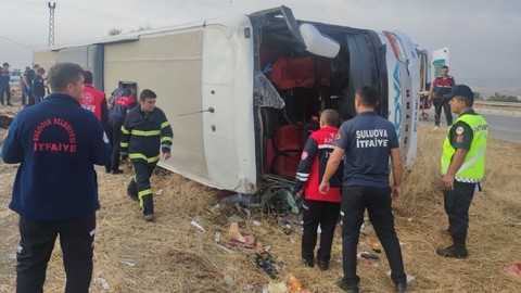 Amasya'da yolcu otobüsü devrildi!