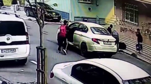 Öğrencinin refleksi faciayı önledi: Kayan araca atlayıp el frenini çekti