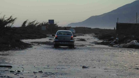 Hatay’da deniz taştı, iş yerleri ve caddeler su altında kaldı