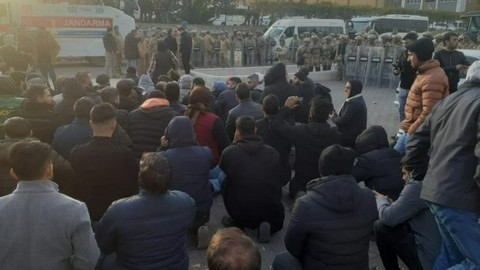 Eylemlerin yasaklandığı Şanlıurfa'da hakları için mücadele eden işçilere jandarma saldırdı