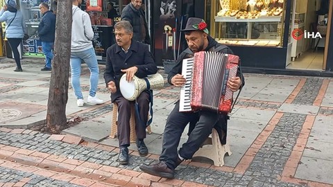 Romanlar Dilan Polat'ın 'enerjı' şarkısını yeniden yorumladı: Dolarları kaptırdım, oldum dilenci