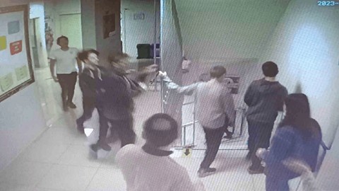 Yalova’da deprem sonrası öğrencilerin tahliyesi güvenlik kamerasında