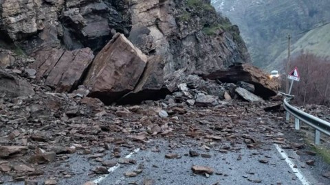 Karayolunda heyelan! Yol, ulaşıma kapandı