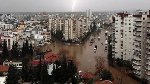 Antalya'yı sel vurdu, hayat felç oldu!