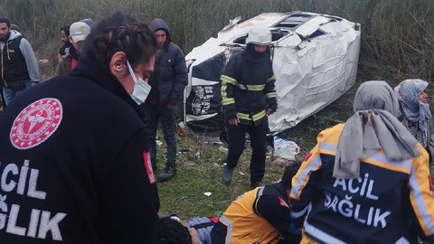 Tarım işçilerini taşıyan minibüs devrildi: Çok sayıda yaralı var!