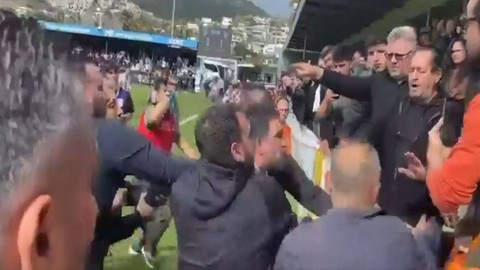Tribünden "Seçil Erzan" sloganları atıldı; Arda Turan, taraftara küfür etti, üzerine yürüdü