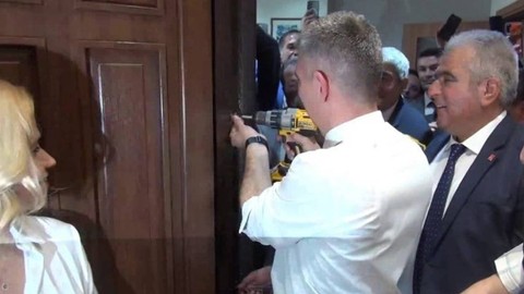 CHP'li Sercan Okur mazbatasını aldı, makam odasının kapısını söktü