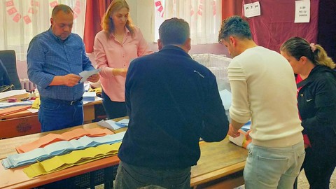 Temizlik görevlisi sayılmayan pusulaları çöpe attı, seçim yenileniyor