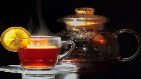 Çaya limon sıkıp içen yaşadı: Etkisini duyunca bardak bardak içeceksiniz. Çaya limon sıkıp içmek neye iyi gelir?