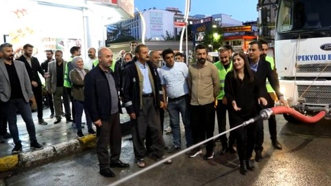 Van'da eş başkanlar bayram temizliğine çıktı