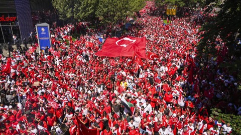 Milli maç öncesi Dortmund sokakları, kırmızı-beyaza büründü