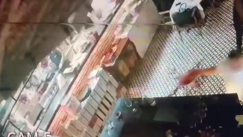 Kadıköy'de restoran tavanının çökme anı kamerada
