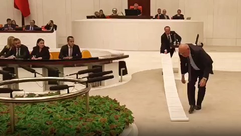 20,5 metrelik liste Meclis'te açıldı!