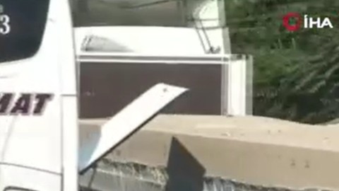 Faciadan Kıl Payı Kurtuluş... Açık Unutulan Bagaj Kapağı TIR'a Çarptı