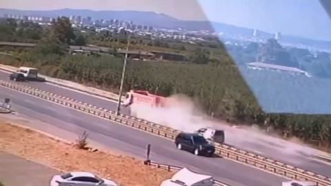 Lastik Bomba Gibi Patladı Trafiktekilerin Yürekleri Ağıza Geldi!