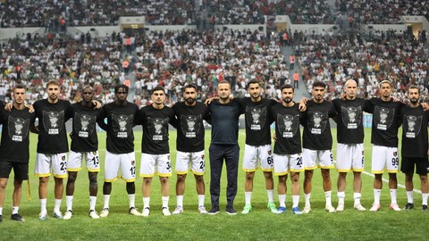 İstanbulspor Amedspor Maçına Gaffar Okkan Tişörtü ile Çıktı