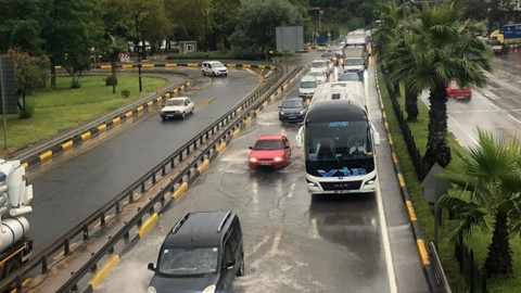 Trabzon'da Yol Göle Döndü