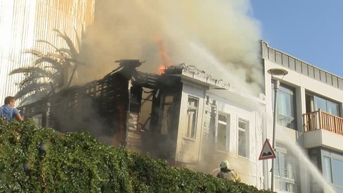 Beyoğlu'nda Korkutan Anlar! Alevler Ahşap Binayı Sardı