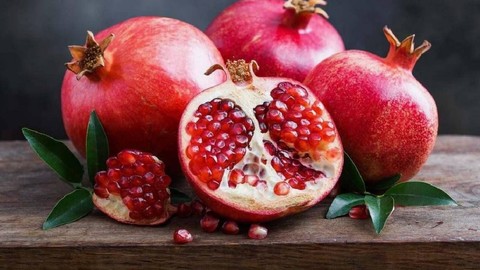Kırmızı İnci Olarak Biliniyor: Köylüler Eldivenle Tek Tek Topluyor! Bir Tek Ölüme Çaresi Yok