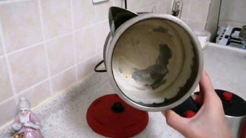 Kireçli Çaydanlıkları Temizlemek Meğer Çok Basitmiş: Bu Yöntemle Kireç Kendiliğinden Akacak