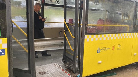 İstanbul’da Kaza, Otobüs Bariyerlere Saplandı