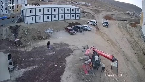 İki Gencin İş Makinesinin Altında Kaldığı Anlar Kamerada