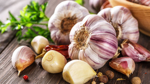 Sarımsak Yemeden Önce 2 Kez Düşünün: Vücudu Resmen Yok Ediyor