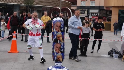 Netanyahu Baskılı Stantla 'Boks' Yaptı, Hakem Yardımıyla Nakavt Etti