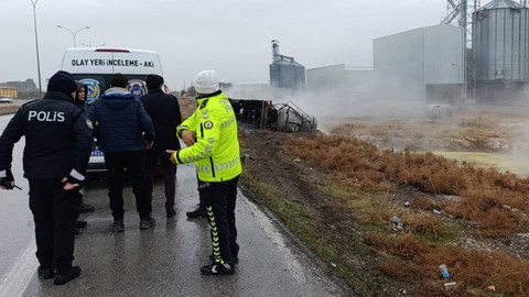Konya'da Korkunç Kaza! Devrilen Tankerdeki Asit Etrafa Yayıldı, Şoför Hayatını Kaybetti