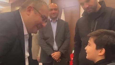 Küçük Çocukla Diyaloğu Tepki Çekmişti; Belediye Başkanı 'Rüşvet' Sorusu İçin 'Şakaydı' Dedi