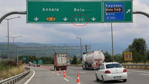 Otoyol Tabelalarındaki Kodların Anlamını Hiç Merak Ettiniz mi? İşte Renkler ve Sayıların Anlamı