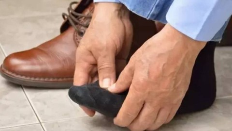 Dar Olan Ayakkabıyı Tek Hamleyle Büyütme Yöntemi! Meğer Bu Kadar Basitmiş