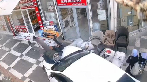 Kaldırımda Yürüyen Baba ve Oğluna Araba Çarptı