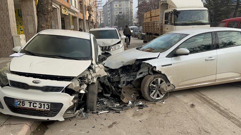 Bir Otomobil, Park Halindeki Araçlara Çarptı