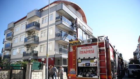 Antalya'da Faciadan Dönüldü: Yangında 5 Kişi Mahsur Kaldı