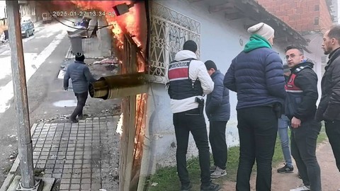 Görüntüler Ortaya Çıktı: Bir Evi Kundaklayan Adam 24 Saattir Ekiplere Direniyor!