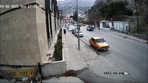 Otomobile Çarptı, Şok Geçirdi