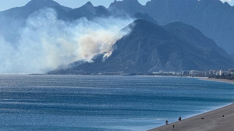 Antalya'da Orman Yangını! Fırtınanın Etkisiyle Büyüdü