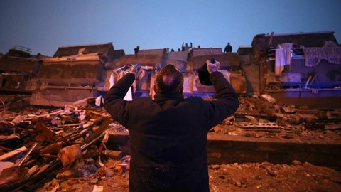 Acı ve Bekleyiş Bir Aradaydı... 6 Şubat Depreminin En Acı Kareleri!