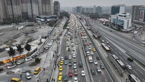 Dışarı Çıkacaklar Dikkat! İstanbul'a Kar Düştü, Trafik Yoğunluğu Yaşanıyor