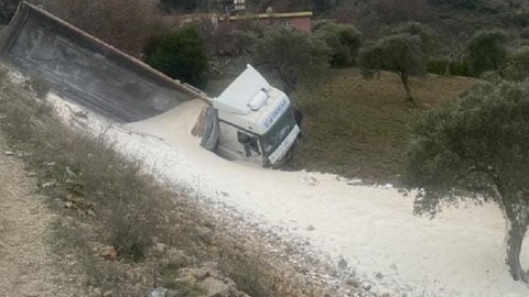 Antakya’da Çakıl Yüklü Kamyon Zeytin Bahçesine Daldı
