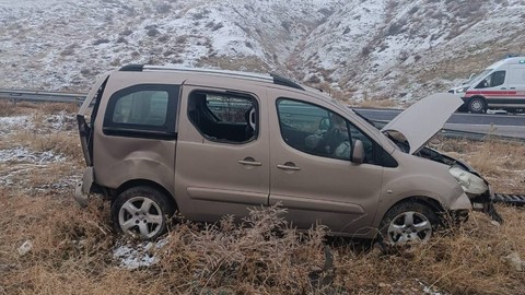 Şarampole Devrilen Araçtaki 2 Kişi Yaralandı